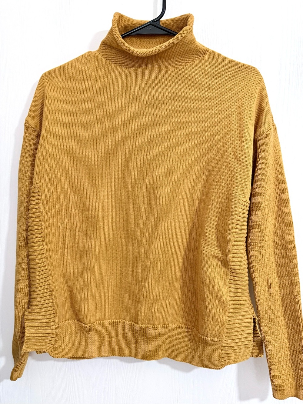 TAHARI funnel neck sweater Women’s size MEDIUM, mustard gold–Gorgeous & so chíc!